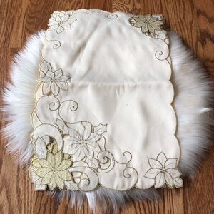 Homewear  ivory Shimmering Poinsettia set of 4 table linens